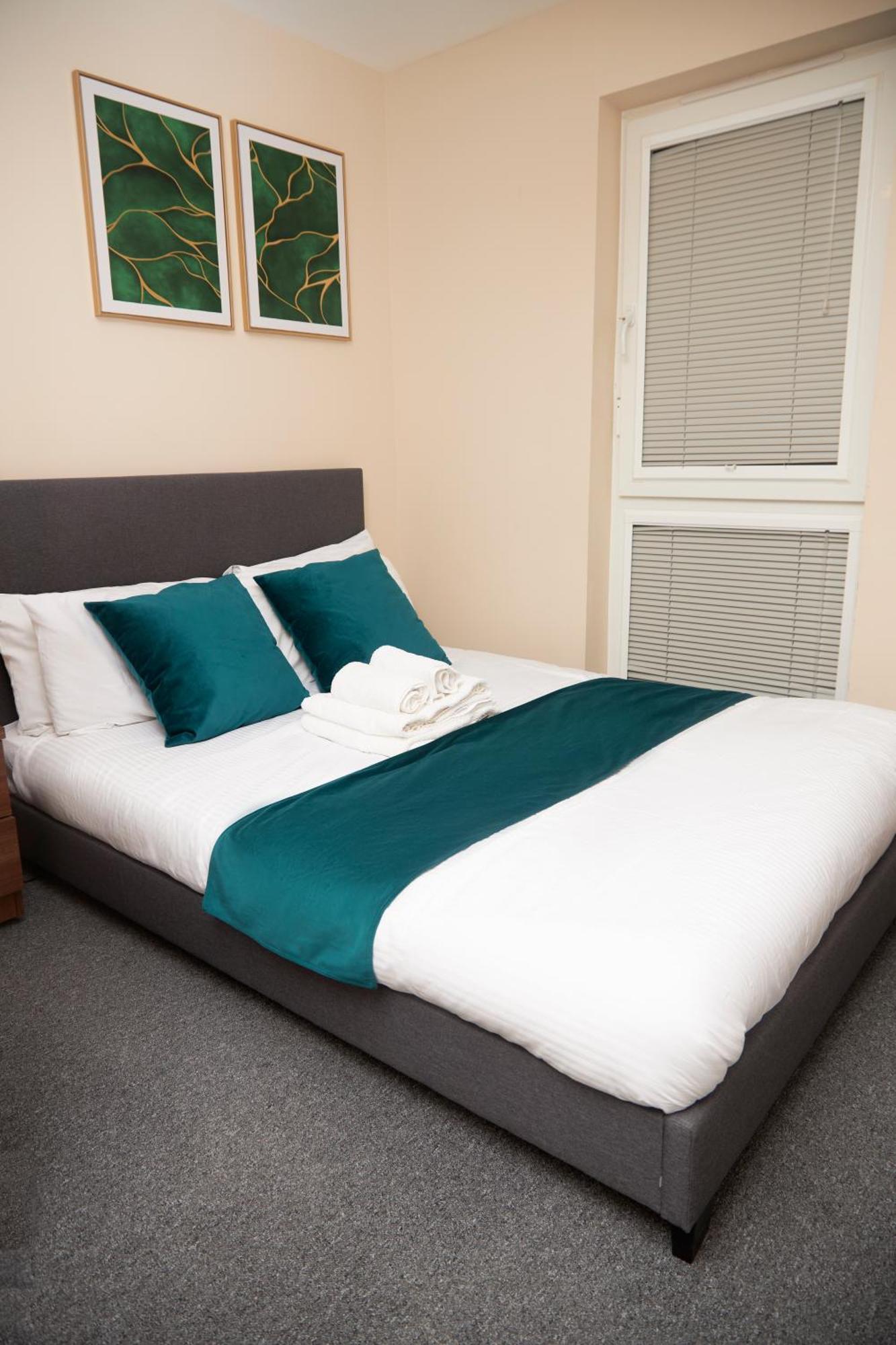 Deluxe And Cozy Two Bedroom With 1 Bathroom And Open Balcony Manchester Bagian luar foto