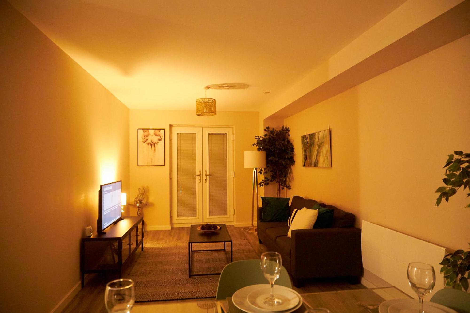 Deluxe And Cozy Two Bedroom With 1 Bathroom And Open Balcony Manchester Bagian luar foto