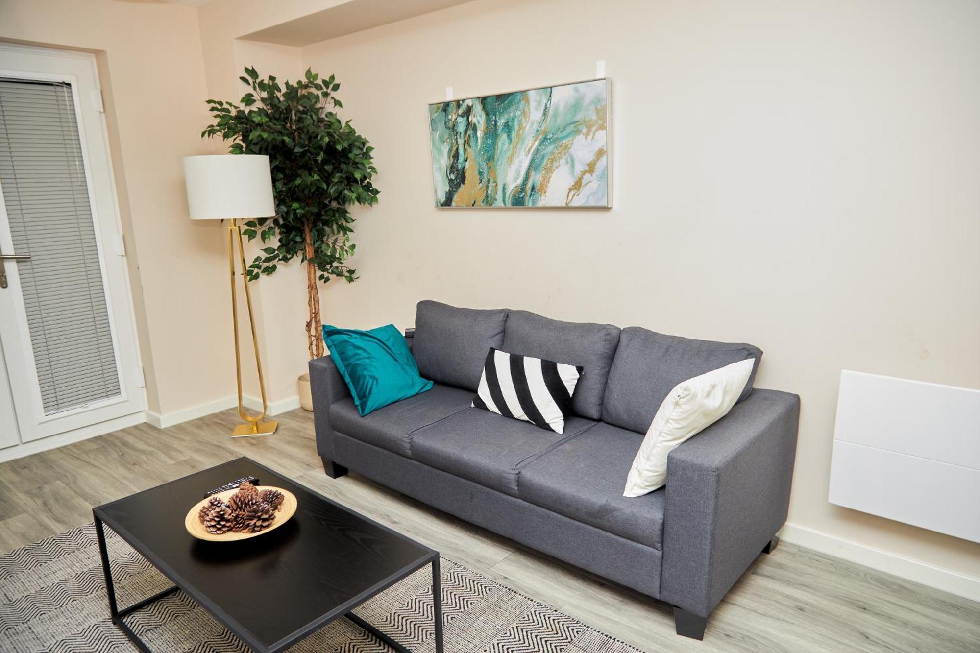 Deluxe And Cozy Two Bedroom With 1 Bathroom And Open Balcony Manchester Bagian luar foto